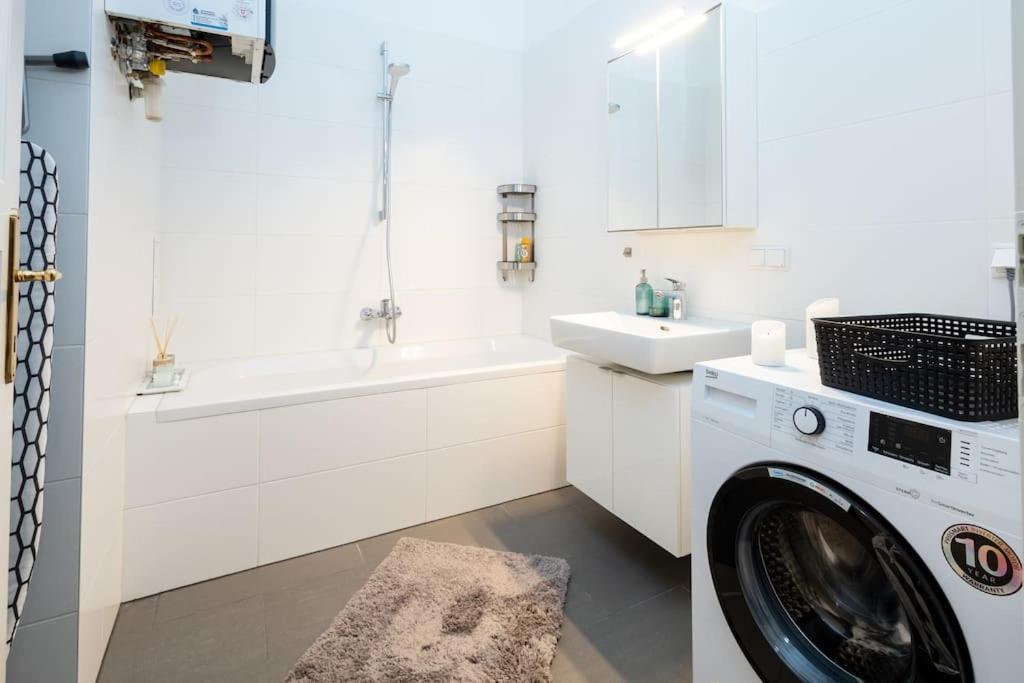 Orestaliving - Spacious 2Br On The Danube Canal Виена Екстериор снимка
