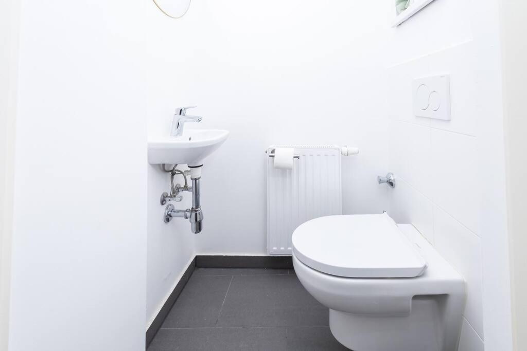 Orestaliving - Spacious 2Br On The Danube Canal Виена Екстериор снимка